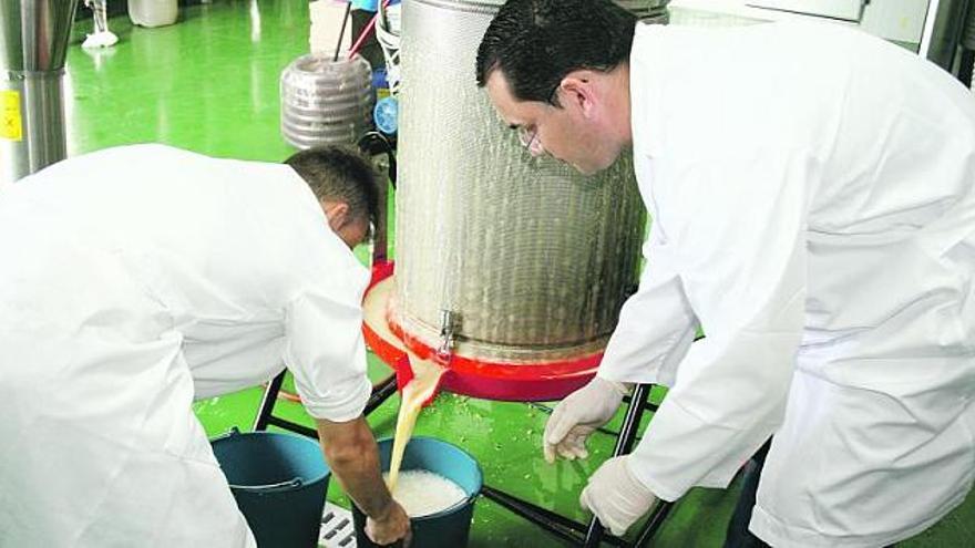 Armando Rodríguez, a la derecha, durante el proceso de elaboración de la sidra canaria.