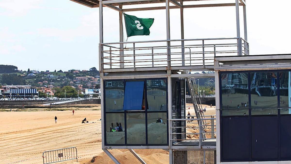 La torre de Salvamento, en la escalera 12 de San Lorenzo, con la zona tradicional de casetas al fondo. | Marcos León