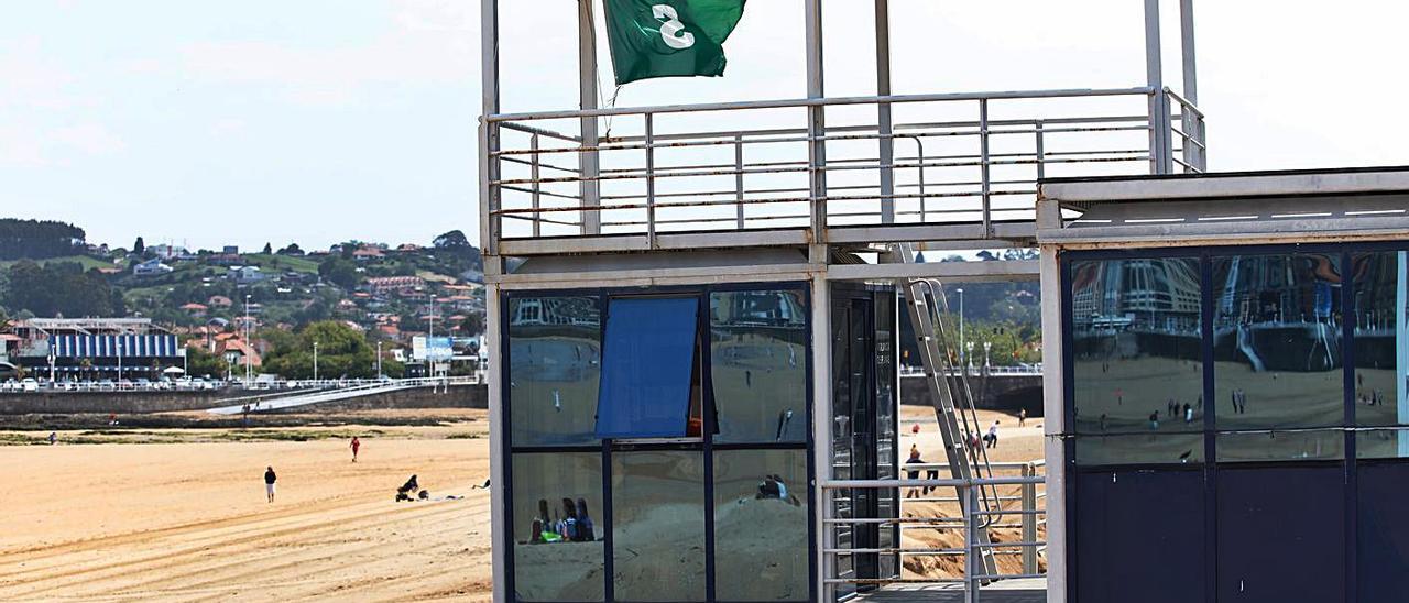 La torre de Salvamento, en la escalera 12 de San Lorenzo, con la zona tradicional de casetas al fondo.