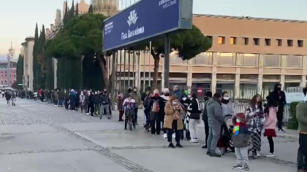 Llargues cues per vacunar-se sense cita a la Fira de Barcelona