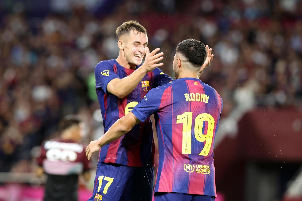 Casadó y Roony Bardghji se abrazan tras un gol