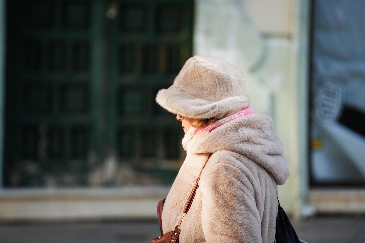 Imagen de mujer protegiéndose del frío a pocos días de la entrada oficial del invierno. A 17 de diciembre de 2025, en Sevilla (Andalucía, España).