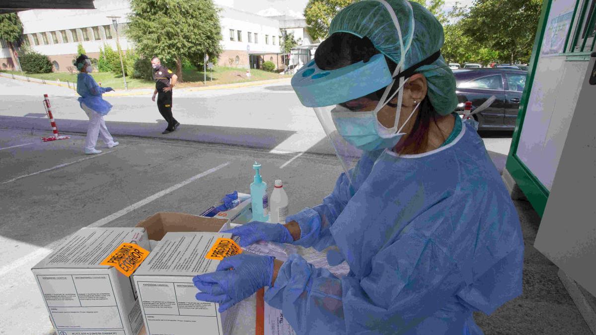 Una sanitaria prepara pruebas PCR en Monforte de Lemos.// E.P.