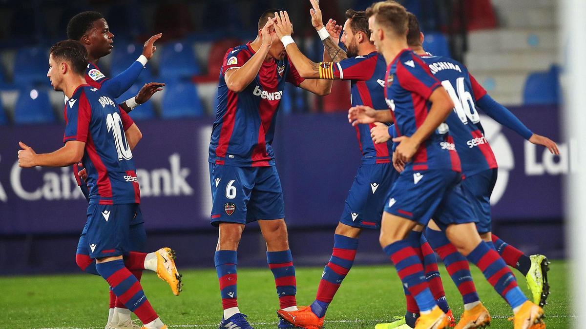 Los futbolistas 
del Levante UD 
celebran el gol.  f.calabuig/sd 