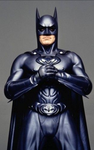 George Clooney se enfundó el traje de Batman en 1997, considerado uno de los peores de la historia.