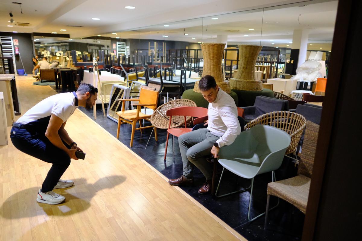 Por la izquierda, José Ramírez, integrante del departamento de Proyectos de Satocan, y Víctor Romero, subdirector del hotel, en el mercadillo solidario.