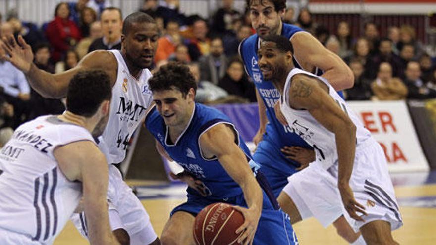 Raul Neto rodeado de los jugadores del Real Madrid.