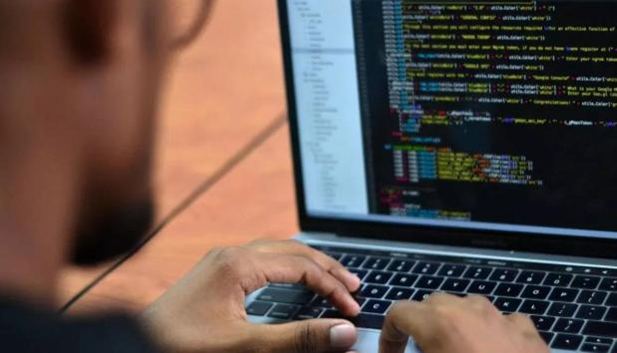 Un home utilitza un codi informàtic