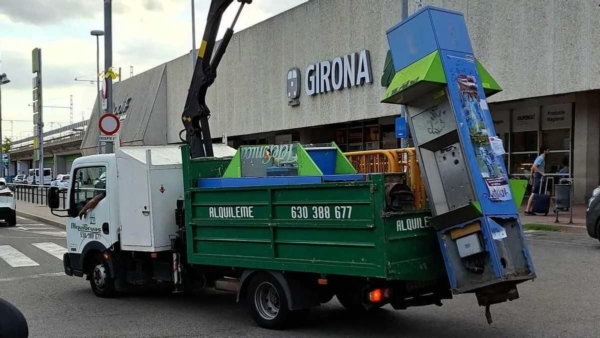 Un camió amb les dues cabines de telèfon.