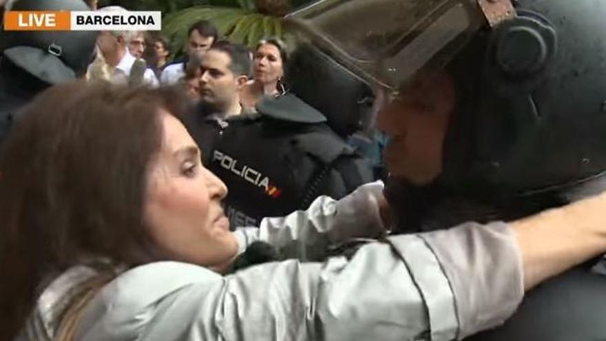 Moment que la dona agafa el policia.