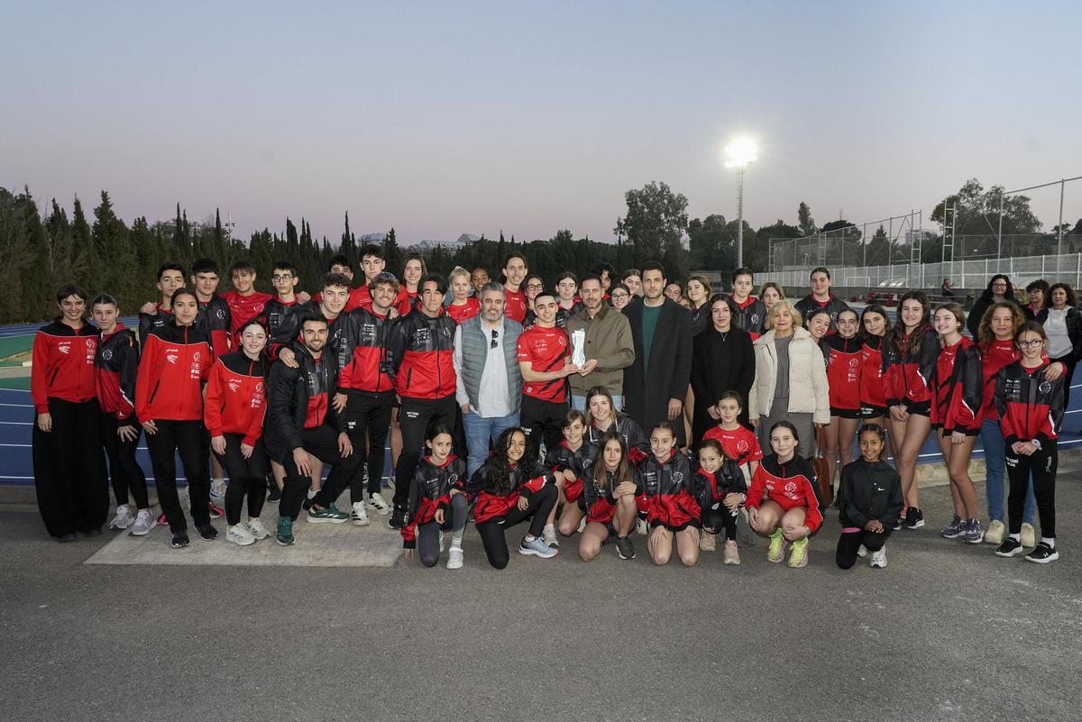 Visita a las pistas de atletismo con el club Fent Camí.
