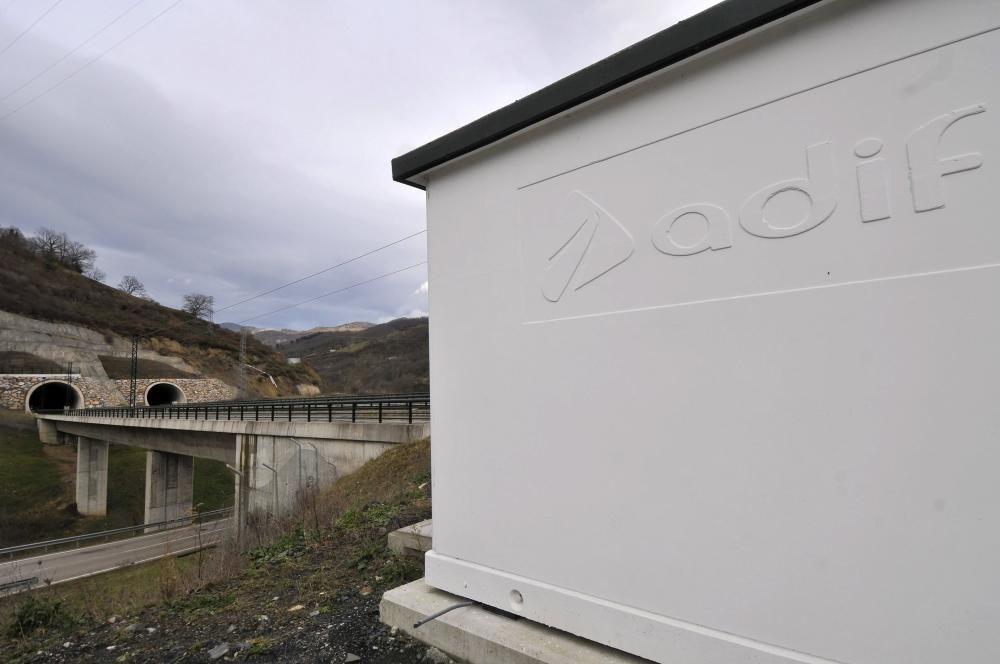 Actividad en los túneles de Sotiello en las obras de la variante ferroviaria de Pajares.