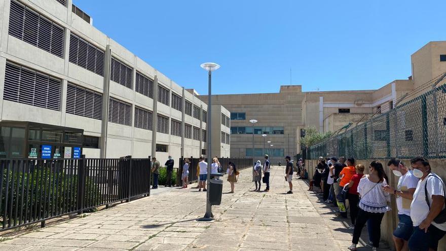 Ciudadanos hacen cola en las oficinas de Extranjería del barrio de Nou Llevant, en Palma