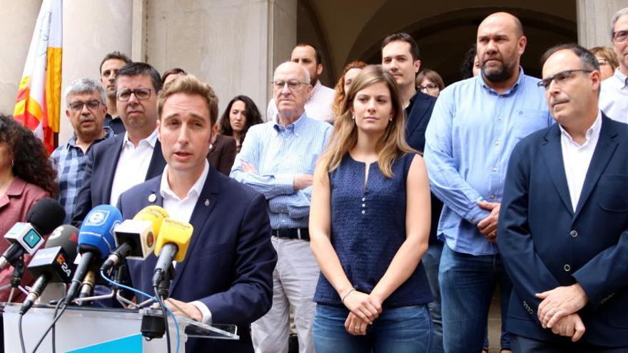 Jordi Masquef (centre) acompanyat d&#039;integrants de Junts en la compareixença aquest migdia