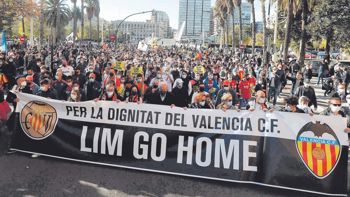 Manifestación multitudinaria de valencianistas en contra de MERITON y su gestion al frente del Valencia CF