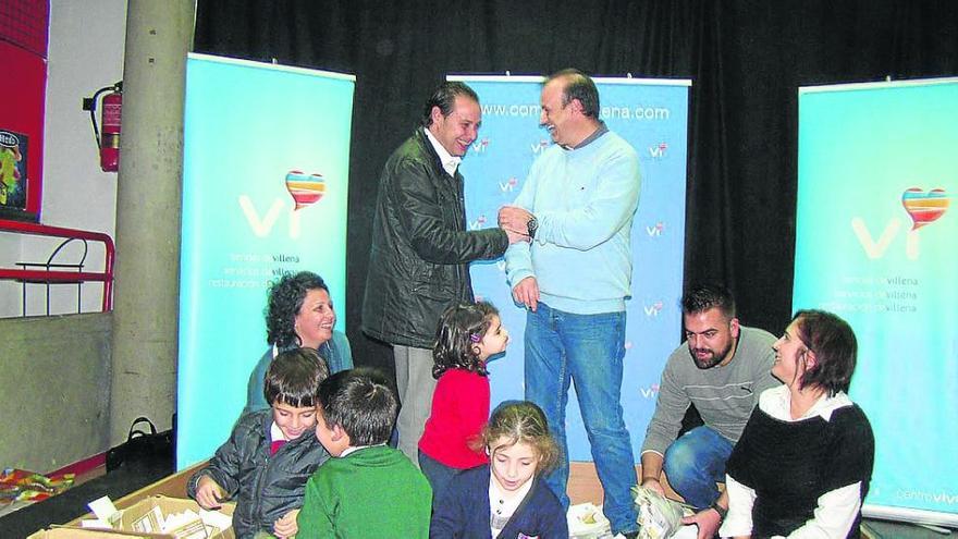 El presidente de la asociación, Jorge García, y el edil de Comercio, Juan Carlos Pedrosa, en el sorteo