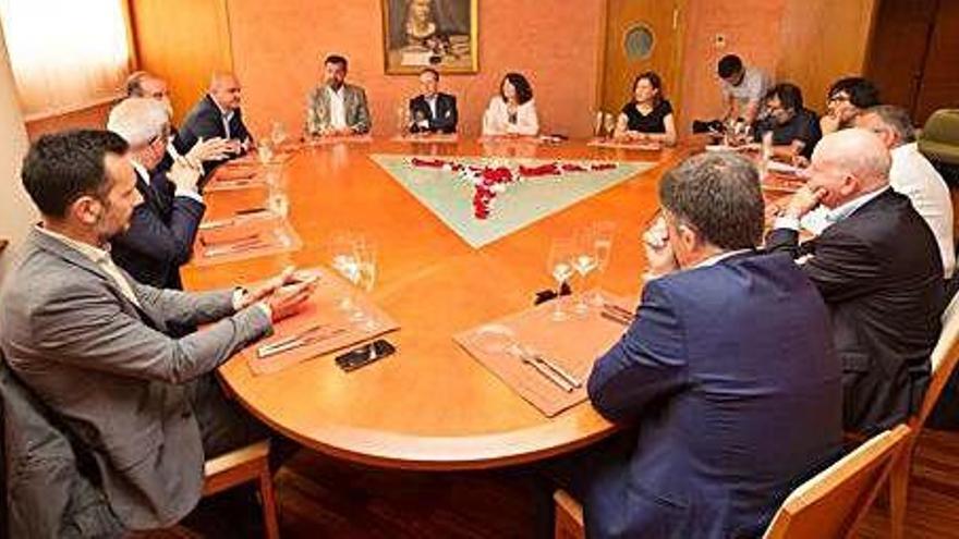 Los cinco alcaldes y los presidentes de los consells de Eivissa y Formentera durante el almuerzo en la sede de Diario de Ibiza.