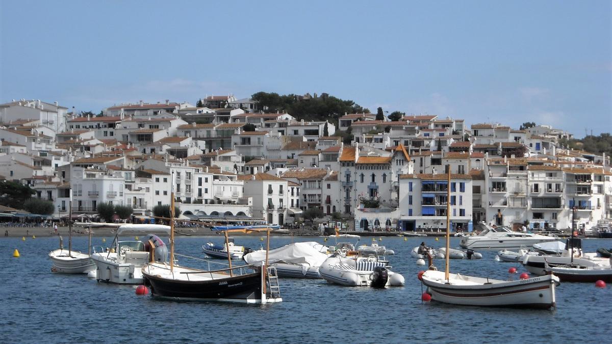 Embarcacions fondejada a la badia de Cadaqués. | SANTI COLL