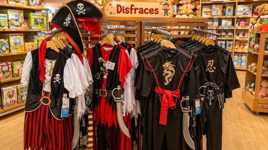 Un trabajador entrega a su hermano cinco disfraces de piratas y ninjas sin darlos de baja y la empresa le sanciona con 30 días de suspensión de empleo y sueldo
