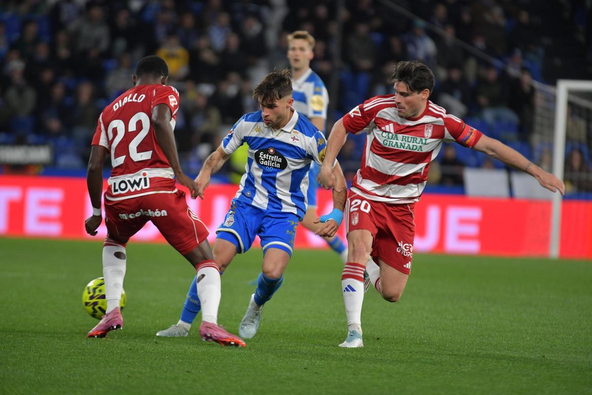 Un Dépor estéril cae ante el Granada en Riazor (0-2)