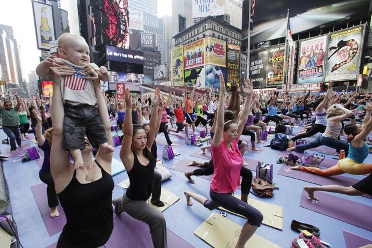 Clase multitudinaria de yoga en Times Square, en Nueva York, el miércoles.