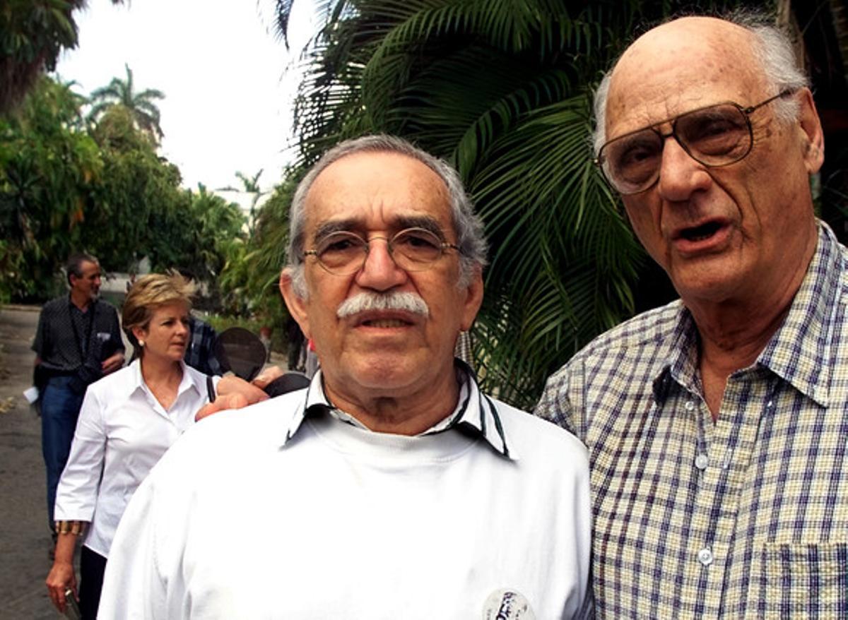 El escritor estadounidense Arthur Miller (derecha), posa junto a García Márquez en La Habana, el 11 de marzo del 2000.