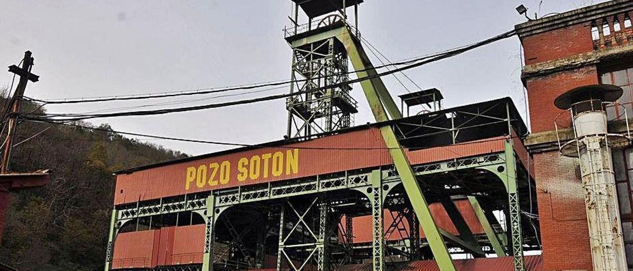 El pozo Sotón: el accidente tuvo lugar en una de las bocaminas más antiguas de su entorno. En el círculo, detalle de la inscripción vertical de la tumba de los doce mineros.