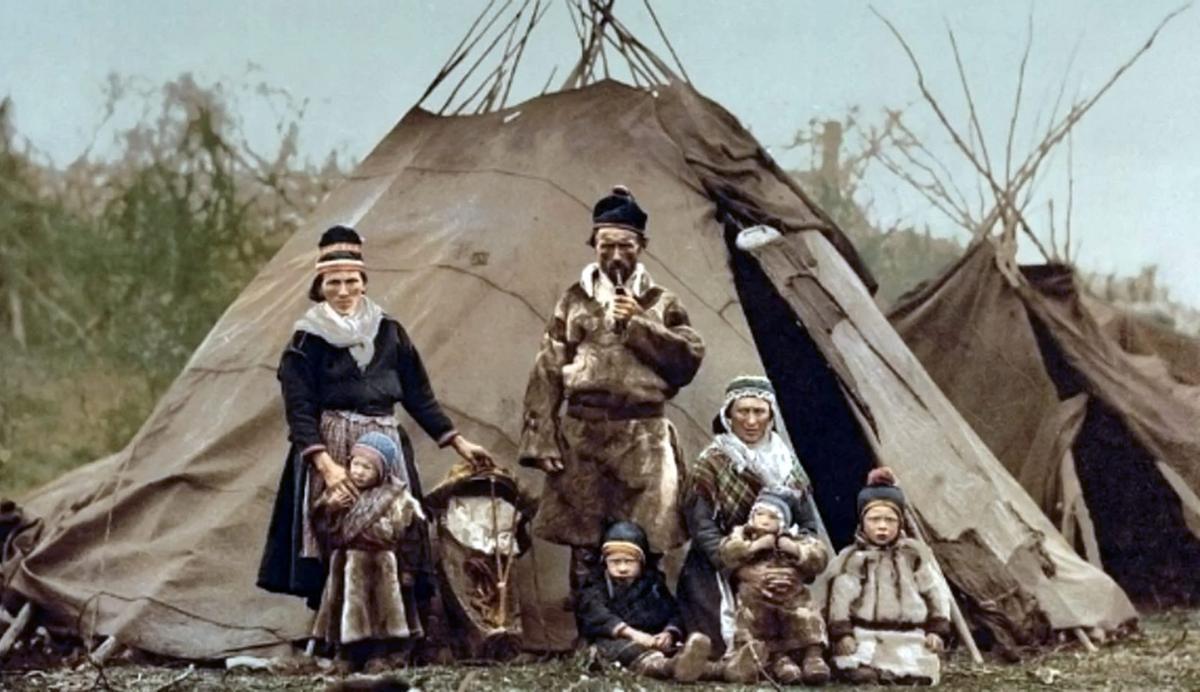 Membros do pobo sami a fins do século XIX.