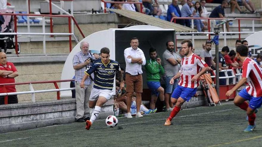 Illán controla el balón ante Imanol durante el encuentro de ayer.