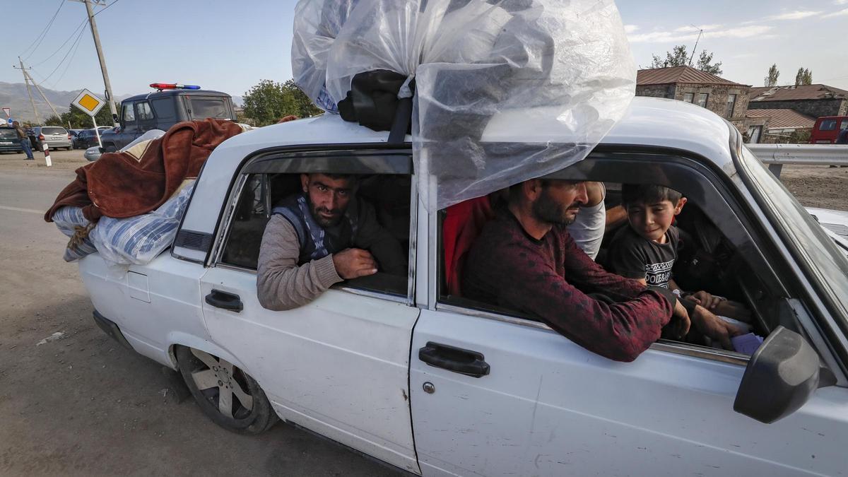 Armenios étnicos huyen de Noagorno Karabaj, después de que Azerbaiyán reconquistara el enclave.