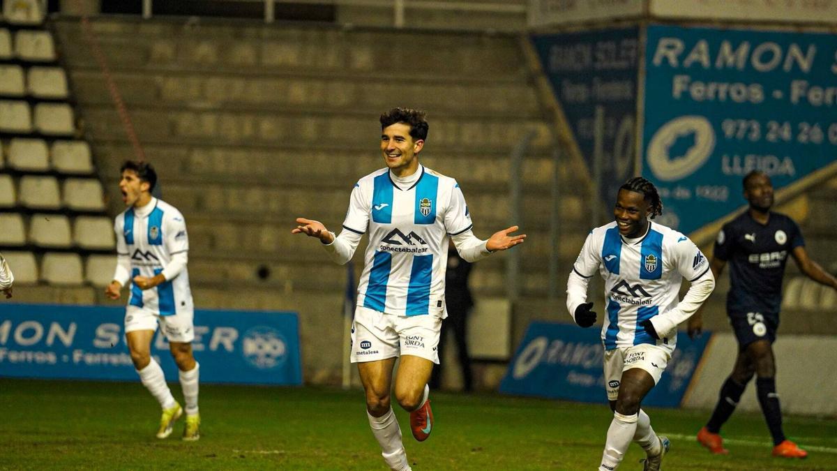 Jaume Tovar celebra su gol en Lleida, que le dio el triunfo al Atlético Baleares