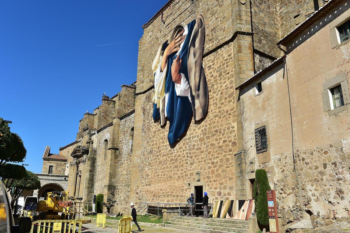 Fotogalería | Las imágenes del nuevo mural de Brea para la Semana Santa de Plasencia