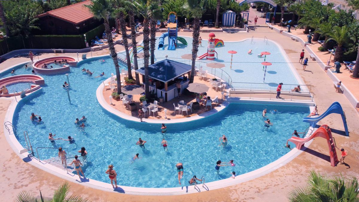 BravoPlaya Camping Resort cuenta con tres piscinas exclusivas para los residentes, con diferentes temáticas y chiringuitos propios.