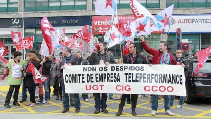 Protesta de delegados sindicales ante la sede de Teleperformance, en A Grela. / andrés pastoriza