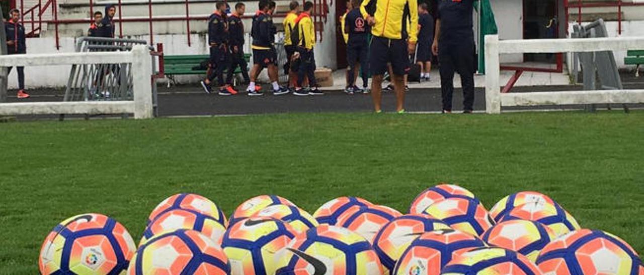 Quique Setién, momentos antes de iniciar el entrenamiento de ayer en Zamudio.