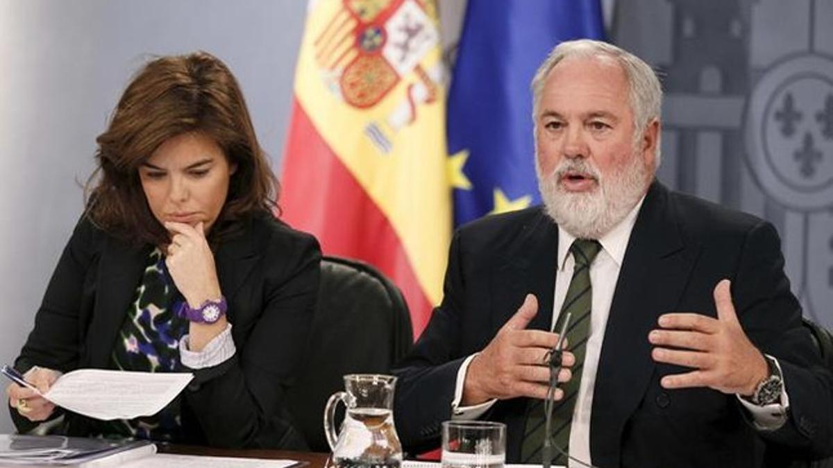 Saenz de Santamaría, con Arias Cañete, explican la ley de costas.