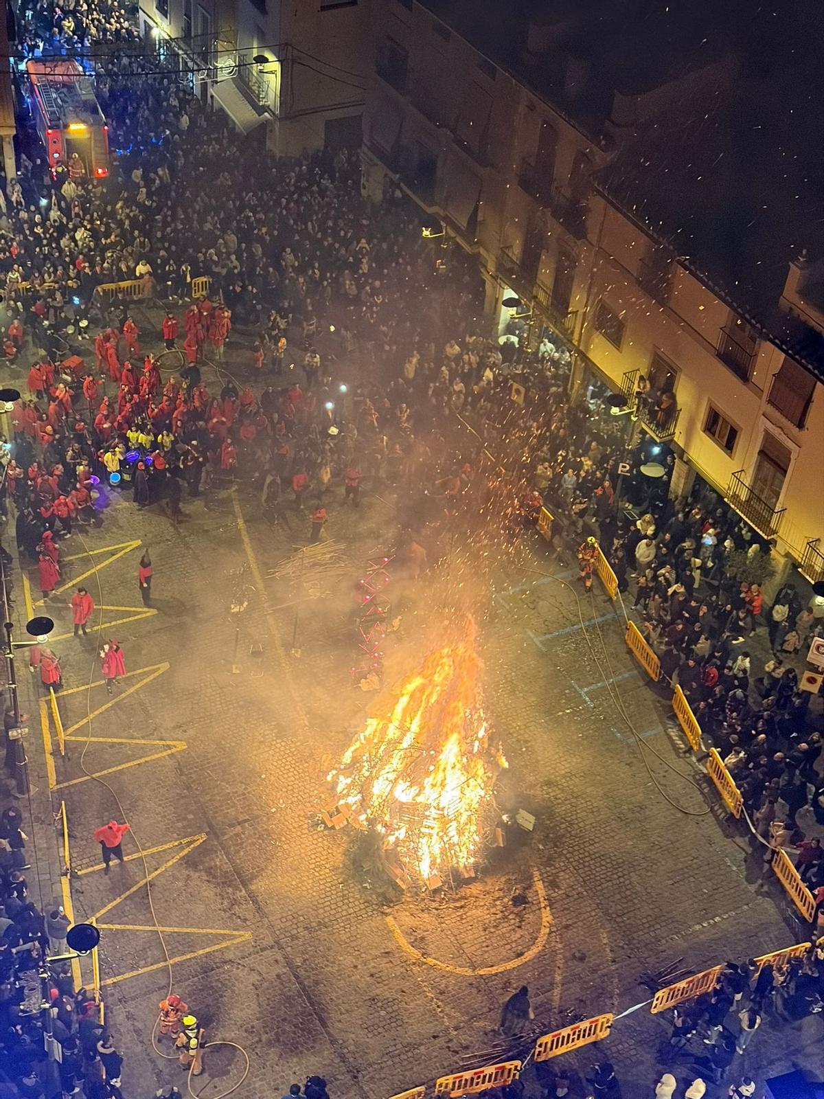 Un momento de la quema de la hoguera.