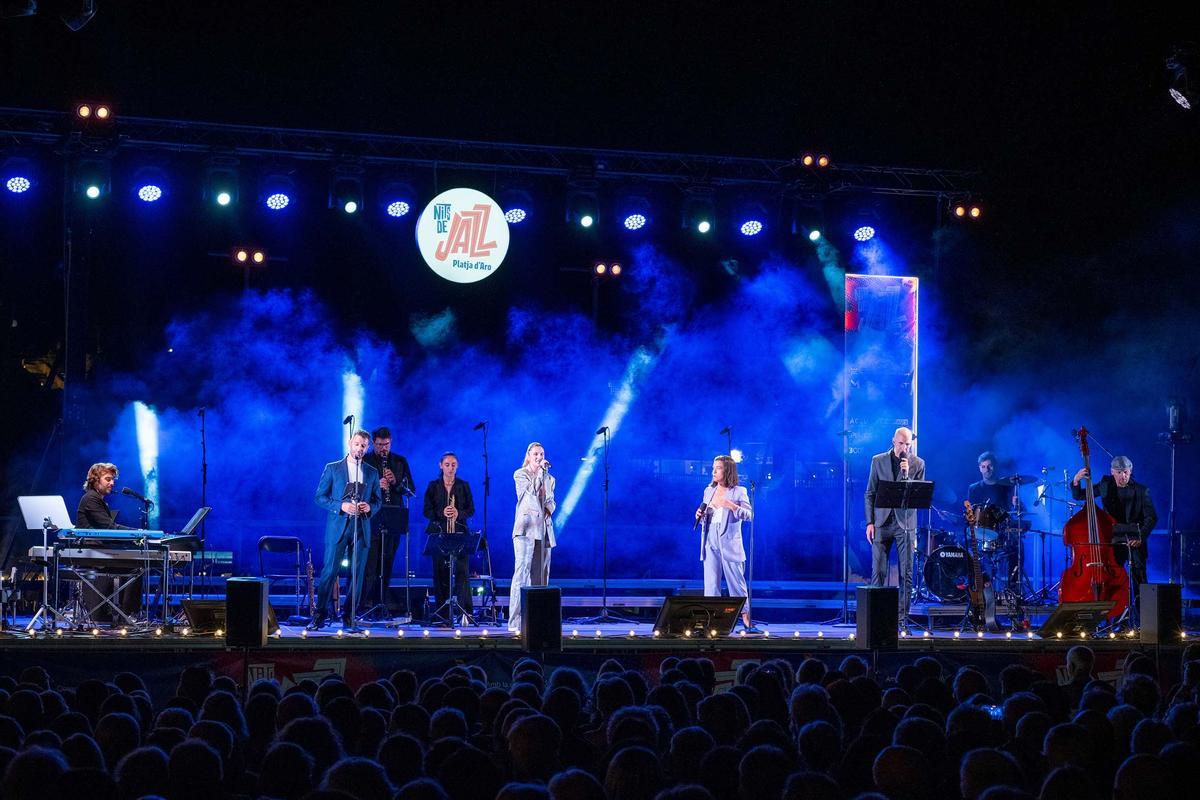 Orquestra i veus de la formació que va presentar Dídac Flores, amb la trompeta d'Avinyó, Alba Careta