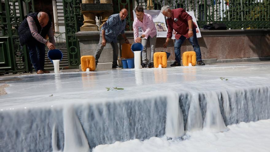 &quot;Vale más tirarla que regalarla&quot;,  claman los ganaderos al derramar 80 litros de leche delante de la Junta