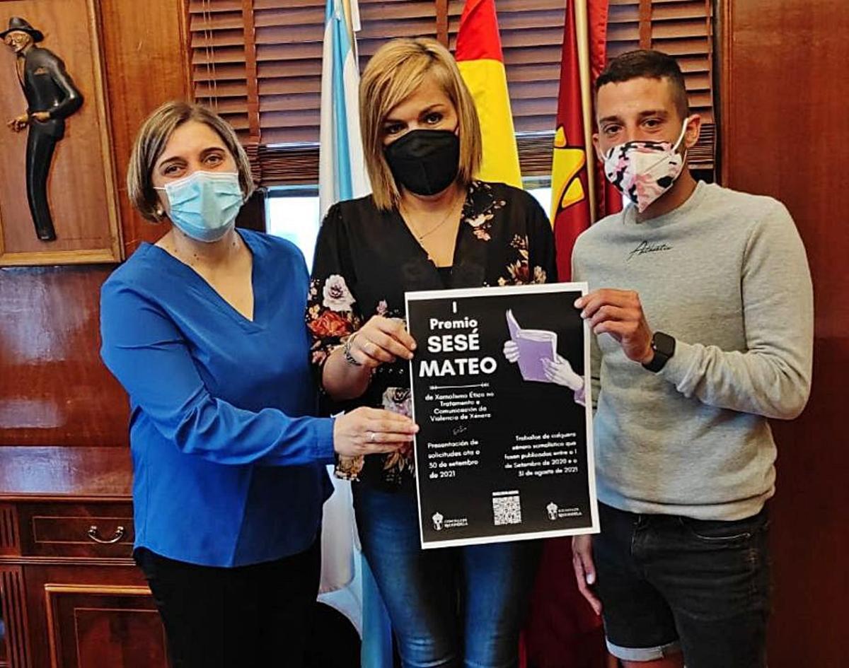 Digna Rivas, entre Joshua Mateo e Iria Vilaboa, ayer, en Redondela.