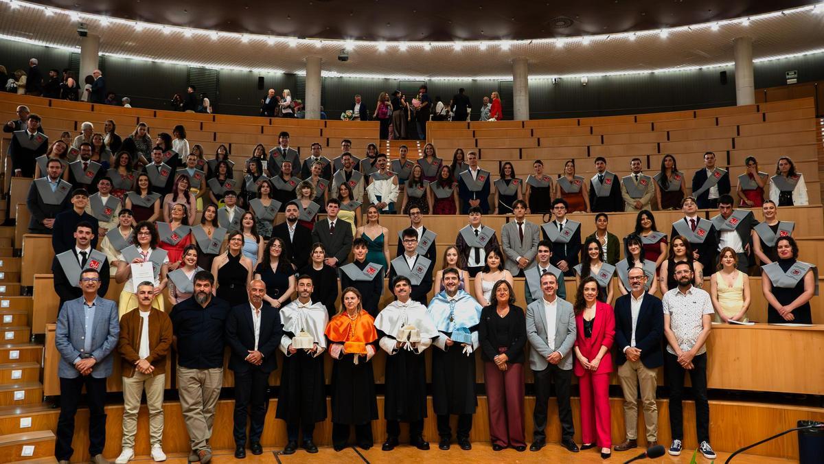 Foto de familia en la graduación de los alumnos de COmunicación Audiovisual y Doble Grado