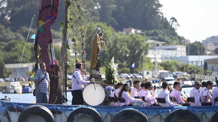 La Virgen del Carmen embarcada para la procesión marítima, esta tarde en Chapela.