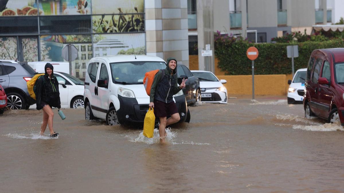 Una calle de Ibiza totalmente anegada.