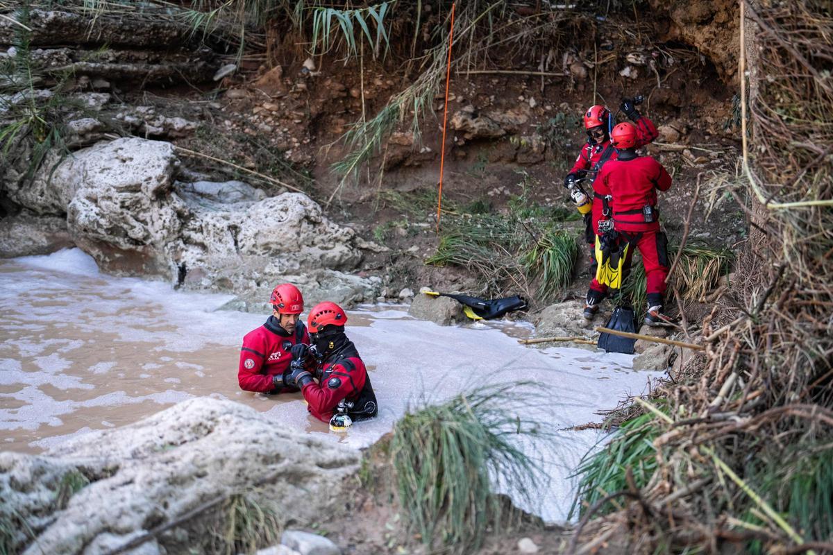 Los bomberos intensifican en Mediona la búsqueda del padre del menor hallado muerto
