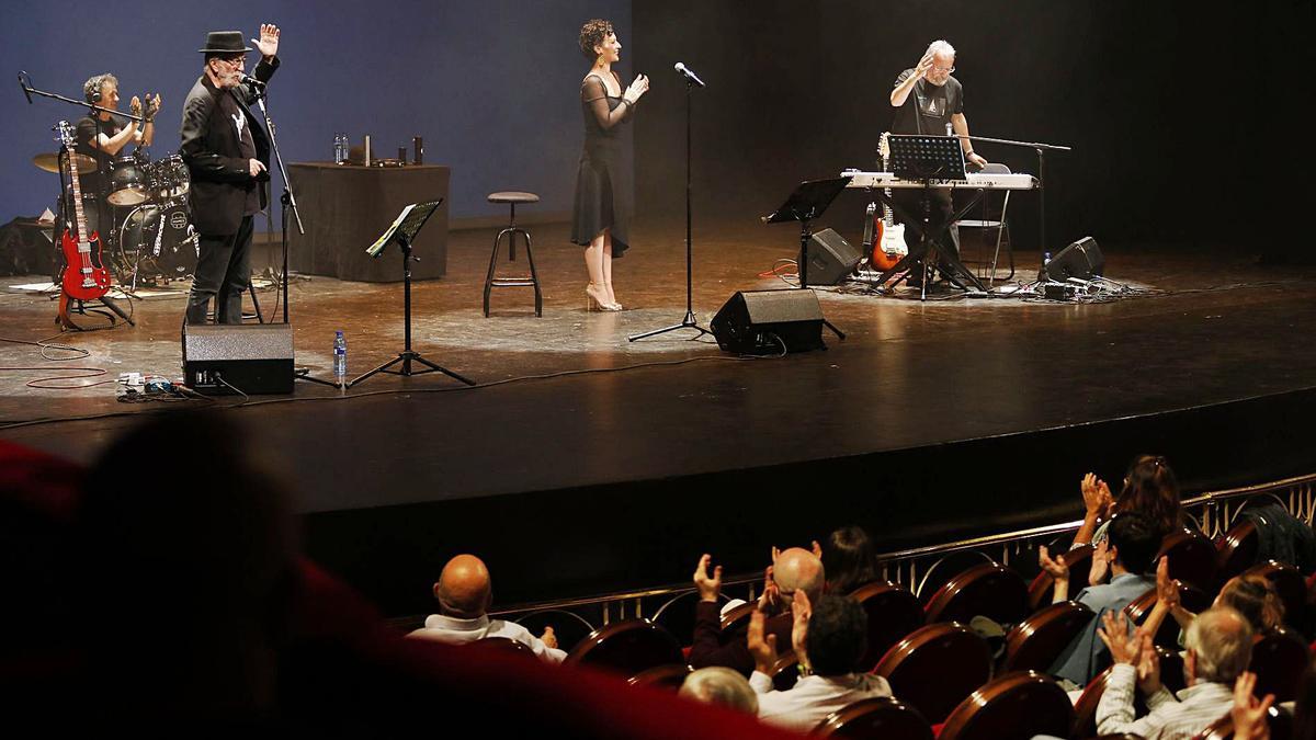 La banda de Joaquín Sabina, ayer, sobre las tablas del Campoamor. En escena, por la izquierda, Paco Beneyto, Pancho Varona, Mara Barros y Antonio García de Diego. | Luisma Murias