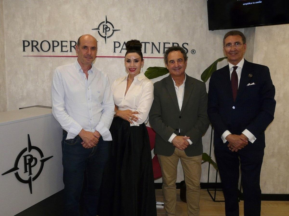 Los resposables de Property Partners, en la nueva oficina en la calle Santos del Centro de Málaga.