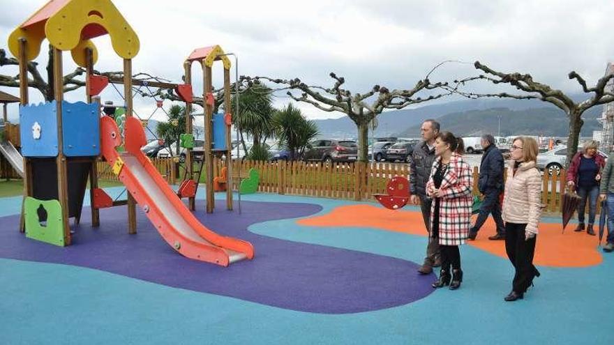 Visita de la conselleira Beatriz Mato y el alcalde Agustín Reguera al parque recién reformado en la zona del peirao de Arcade. // FdV