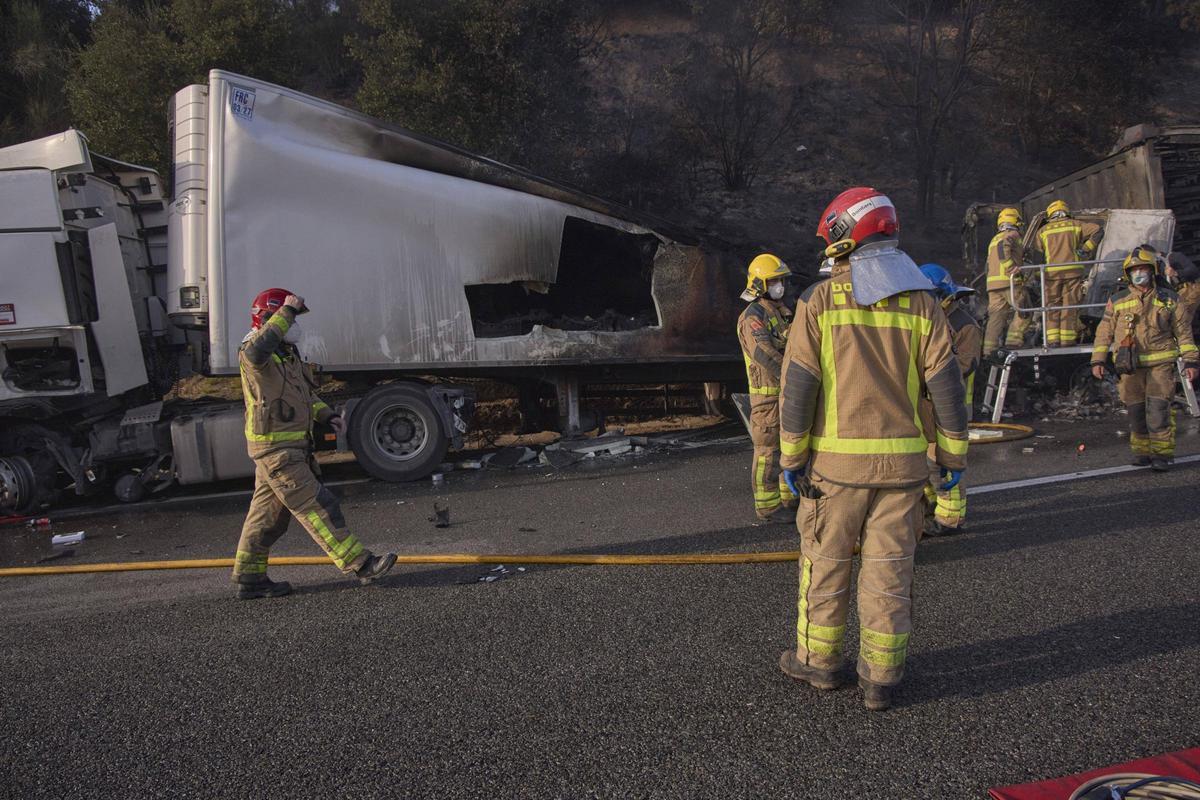 Imatges de l'accident entre dos camions a l'Eix Transversal, a l'alçada de Santa Coloma de Farners Imatges de l'accident entre dos camions a l'Eix Transversal, a l'alçada de Santa Coloma de Farners