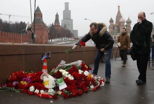 Cientos de personas despiden con flores a Boris Nemtsov