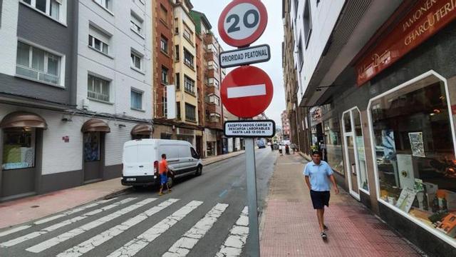 La calle Doce de Octubre, en el inicio del tramo que se va a peatonalizar desde Carreño Miranda. | A. Velasco